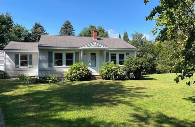 Peaceful retreat in central Yarmouth, walking distance to Main Street.