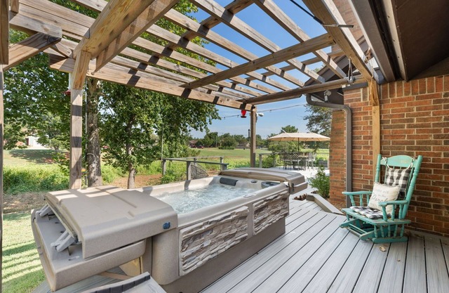 Peaceful retreat in quiet cul de sac, hot tub, moments away from major medical