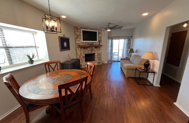 Peaceful river views/Guadalupe access/Swimming Pool/2 bed 2 bath/Sleeps 6