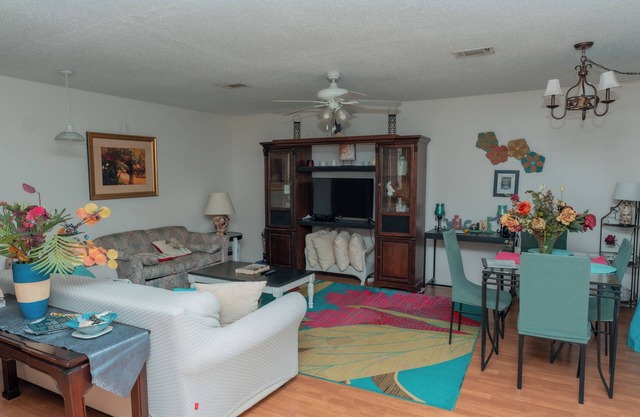 PEACEFUL RIVERFRONT COTTAGE/SLEEPS 7 W/W+D