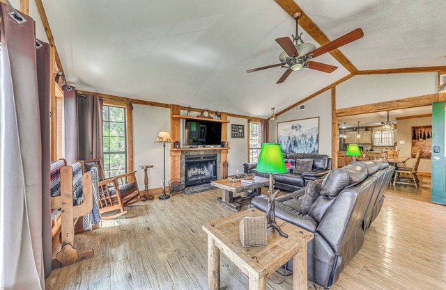 Peaceful Ruidoso Cabin: Hot Tub, Mountain Views!