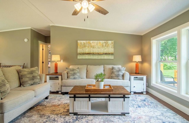 Peaceful & Scenic 3 Bedroom/2 Bath Farmhouse