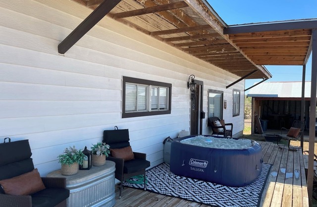 Peaceful & secluded 3 bed. On 24 acres. hot tub.