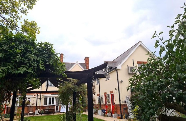 Peaceful self contained Studio in lovely garden.