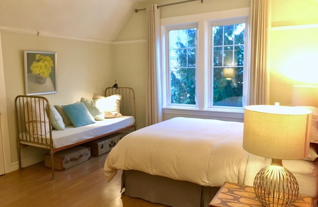 Peaceful spacious 2 BR suite 2 blocks to ocean 3 min. drive to downtown Victoria