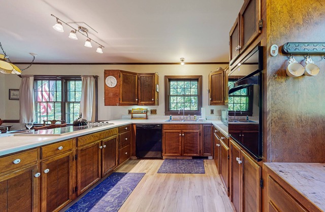 Peaceful & sunlit waterfront cottage with large deck & great views - near parks