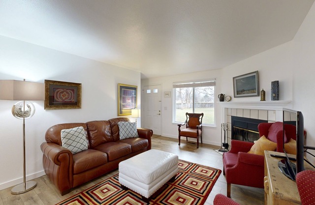 Peaceful townhouse, fast WiFi & partial mountain views - walk to shops