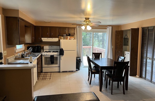 Peaceful Treetop Living 10 min. to downtown/stadium, large deck, pet friendly