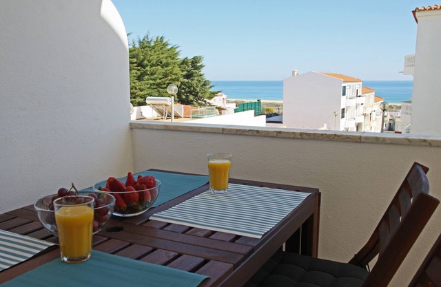 Peaceful vacation apartment, 200 m from beach, balcony with sea view, by Lagos