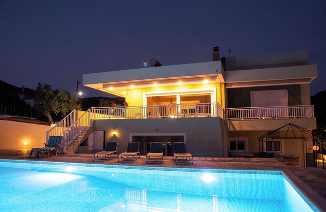 Peaceful Villa with pool & panoramic views, near Loutraki