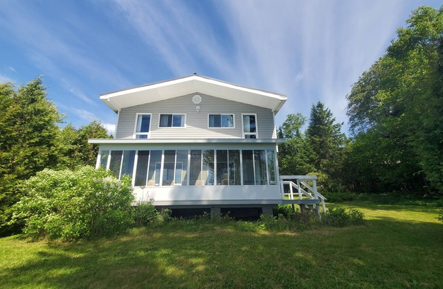 Peaceful Waterfront Cottage - minutes to beach