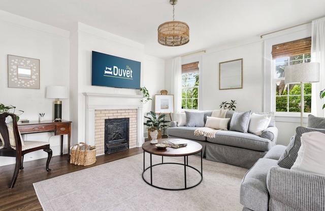 Peachy King | Comfy 2-Bedroom Downtown