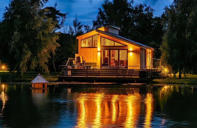 Peacock Lakeside Lodge