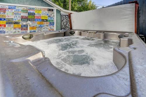 Peak Reunion Retreat WiFi Hot Tub AC & Sunshine Villa