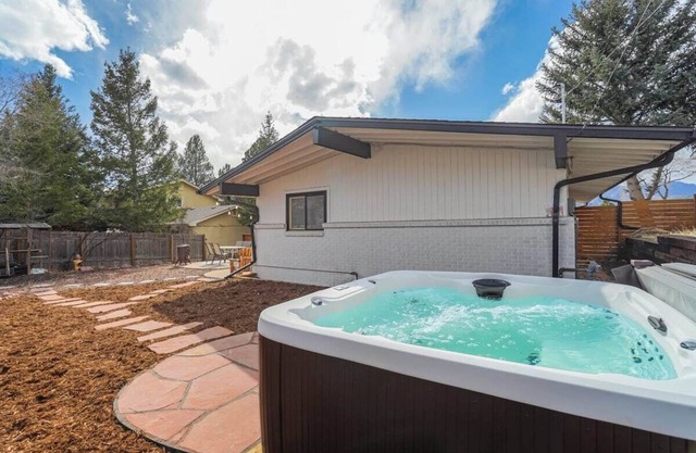 PeakView Family Lux! Man Cave, Hot Tub & BBQ