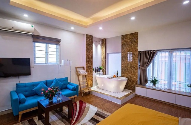 Pearl/Bathtub/In the Old Quarter/Near Hoan Kiem Lake