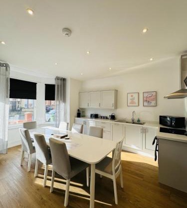 Pearl House - Delightful 3-4 Bedroom Coastal Getaway