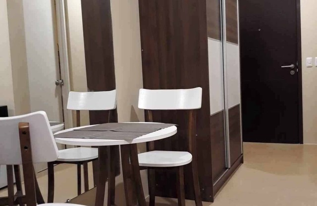 Pearl Suite Room is a relaxing place at the centrally-located Condominium.