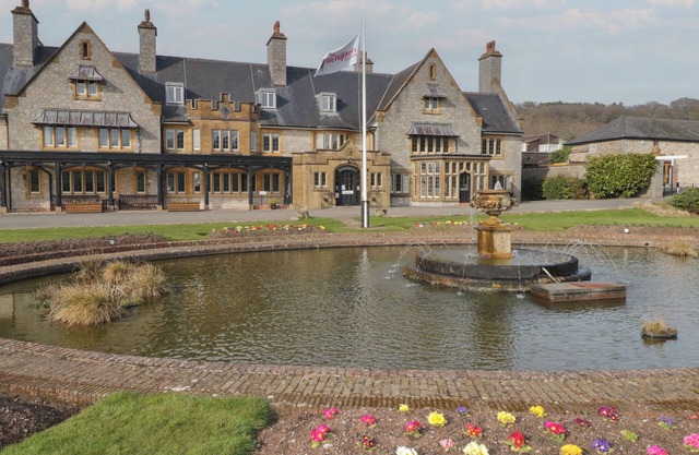 PEBBLE PATH AT MARINE COURT, family friendly in Littlehampton