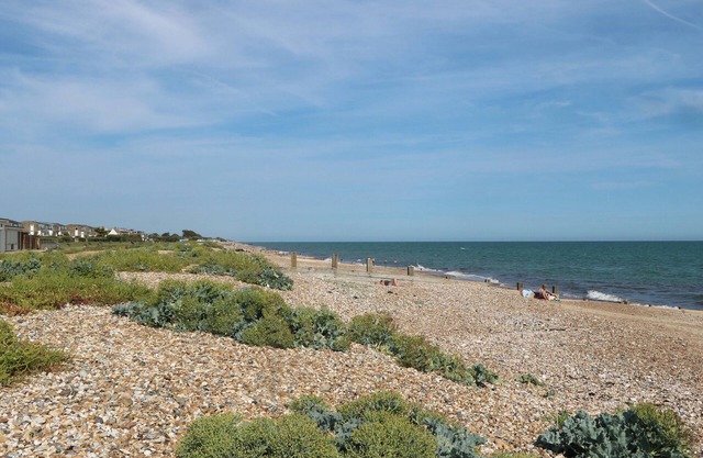 PEBBLE PLACE, pet friendly, country holiday cottage in Rustington