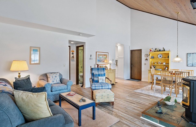 Pelican Cottage Charming & Cozy Cambria beach home, 10 to15 walk Moonstone Beach