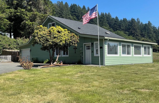 Pelican Cottage ~ Close to Brookings and Crescent City. Great for large groups