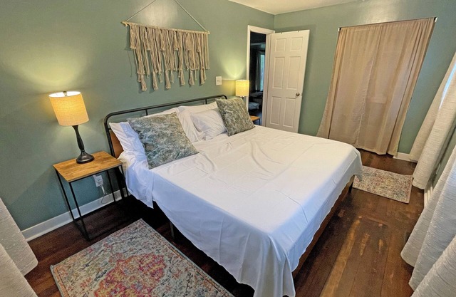 Pelican LakeHouse w/boat slip & sauna - sleeps 4