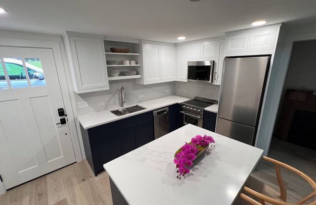 Pelican Loft - LakeFront Marina Property! 2 Bedroom, Kitchen, 1 Bath