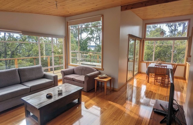 Pelican's Rest Accommodation | cosy & private self-contained houses | TASn
