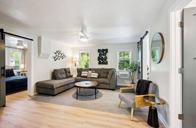 Pelican's Rock: Walk to Downtown + Fire Pit + Luxury shower + Gourmet Kitchen