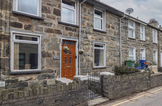 PEN Y GARTH, pet friendly, with open fire in Blaenau Ffestiniog