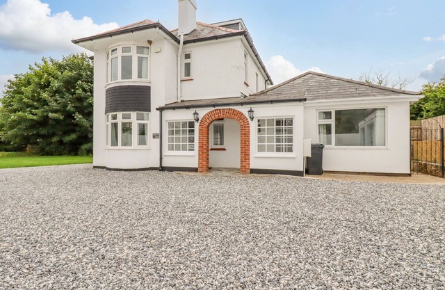 PEN-Y-THON HOUSE, pet friendly, with hot tub in Summercourt