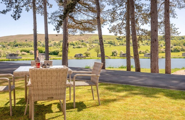 Pendle View Gatehouse – Lakeside Stay in the Ribble Valley