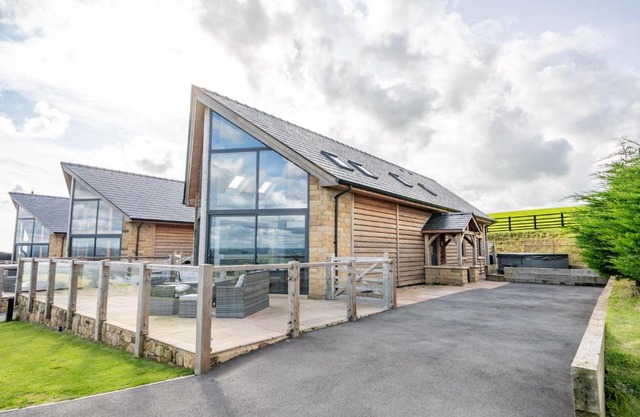 Pendle View Sleeps 8 with Hot Tub