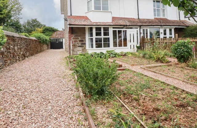 PENDOWER, pet friendly, country holiday cottage in Grampound