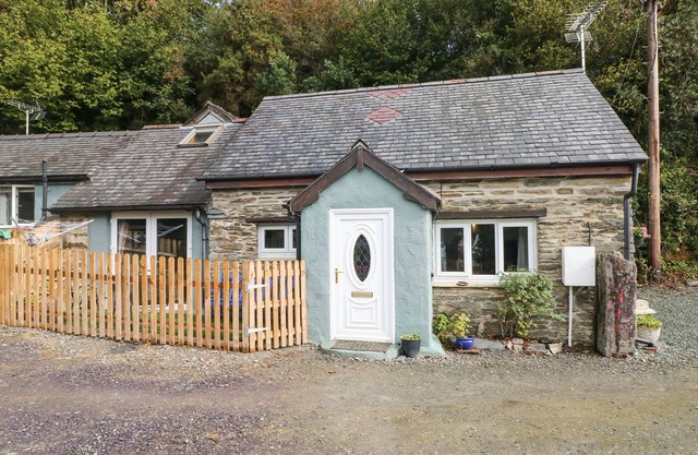 PENDRE COTTAGE, pet friendly, with a garden in Cenarth