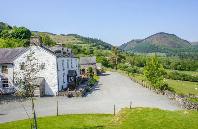 PENGWERN, family friendly, with hot tub in Llangynog
