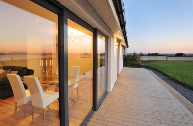 PENINSULA COTTAGE, family friendly, with a garden in Stornoway