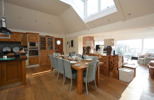 Penmorfa - Sublime Abersoch retreat with roof terrace, 80m from beach, great for surfing