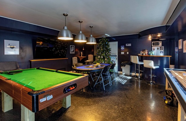 Penn State Retreat - walkable 4 b/2 b with game room