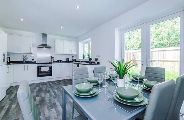 Penny Bridge | Modern | 6 Beds