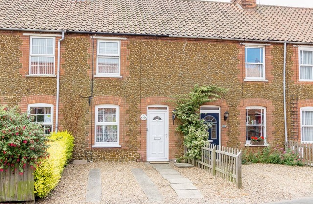 PENNY COTTAGE, pet friendly, character holiday cottage in Heacham