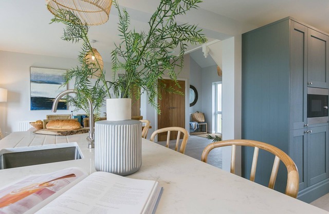 Penrhyn Isaf Dau - an on the beach that sleeps 6 guests in 3 bedrooms