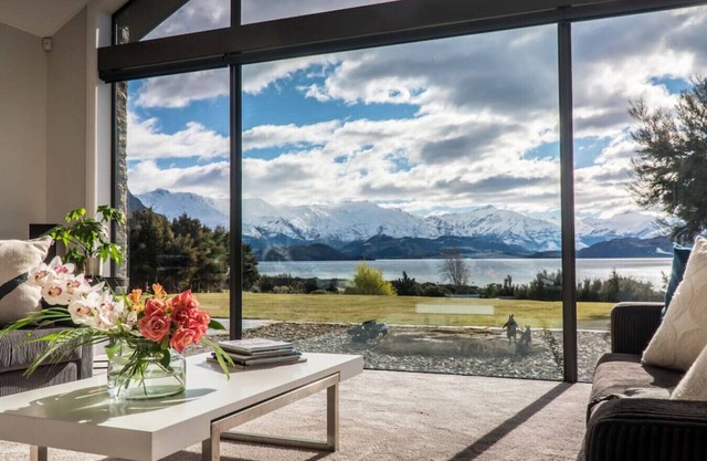Penrith Point · Large family home with direct lake access.