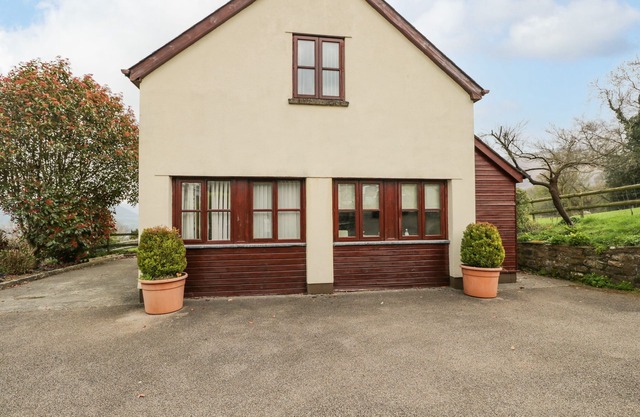 PENROSE COTTAGE, family friendly, with a garden in Govilon