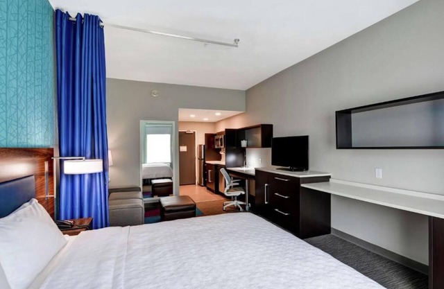 Pensacola Perfection! Free Breakfast and Parking, Pets Allowed, Onsite Pool!