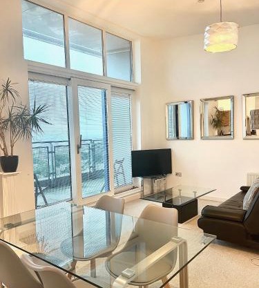 Penthouse - 2 Bed - 2 Bath - Free Parking