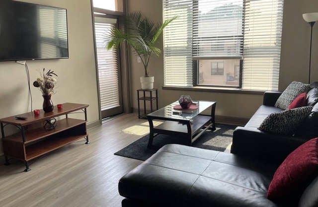 PENTHOUSE 21: BEAUTIFUL LUXURY HIRISE ATLANTIC STATION