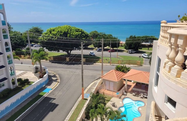 Penthouse Across the Street from the Beach- 3 bdr