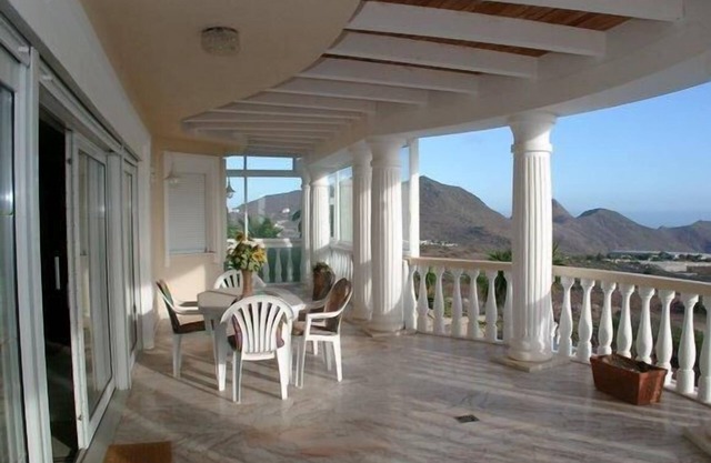 Penthouse apartment in a quiet area with pool, jacuzzi and terrace